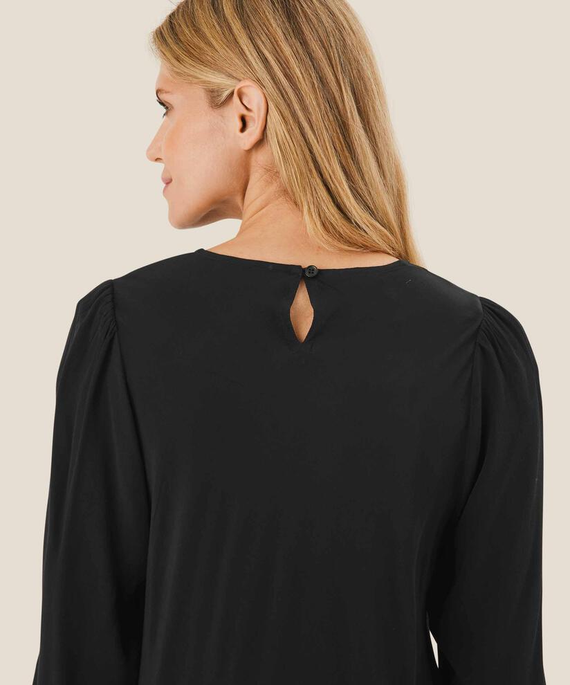 Nanda Kjole, Black