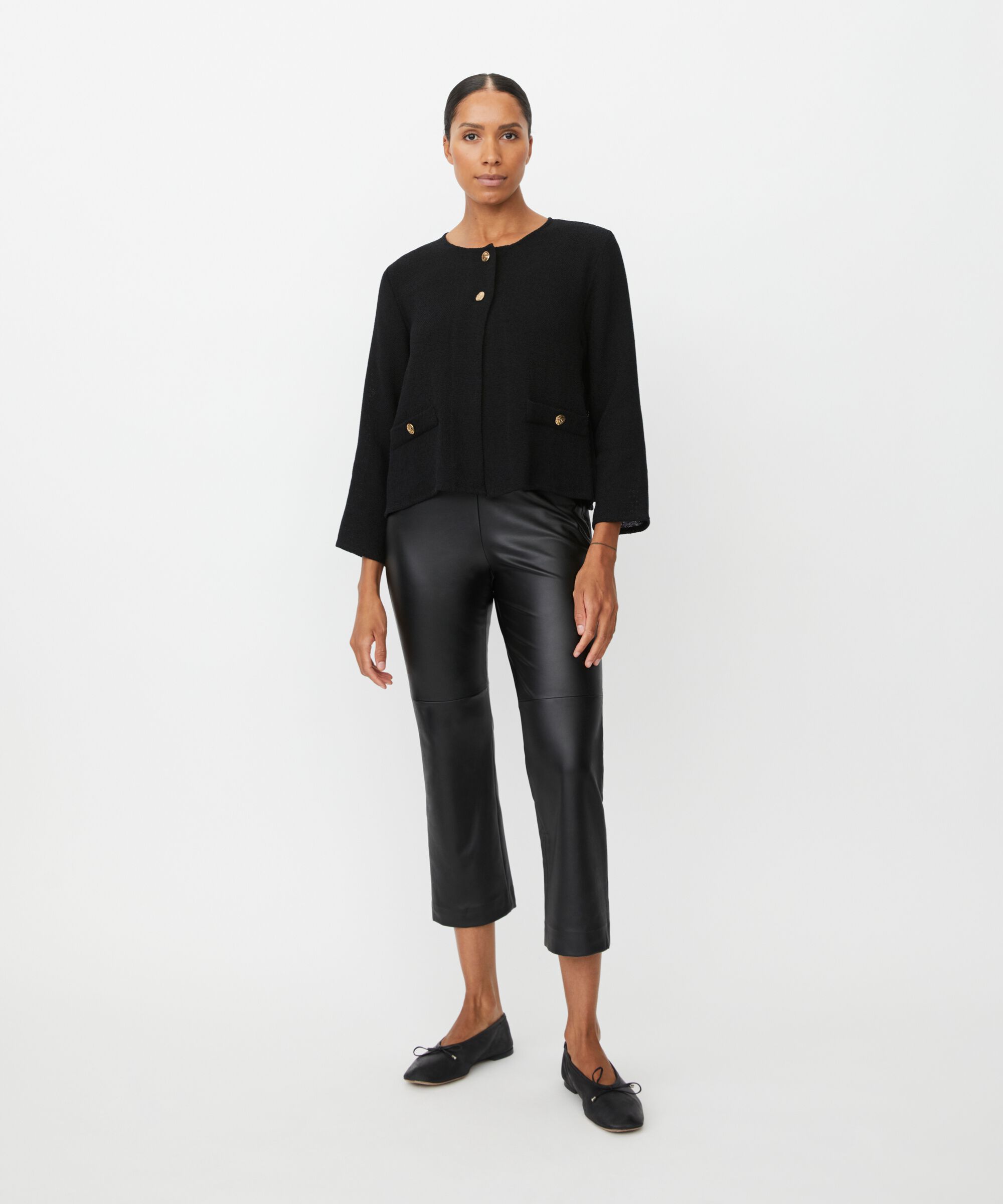 Julithra Jakke, Black