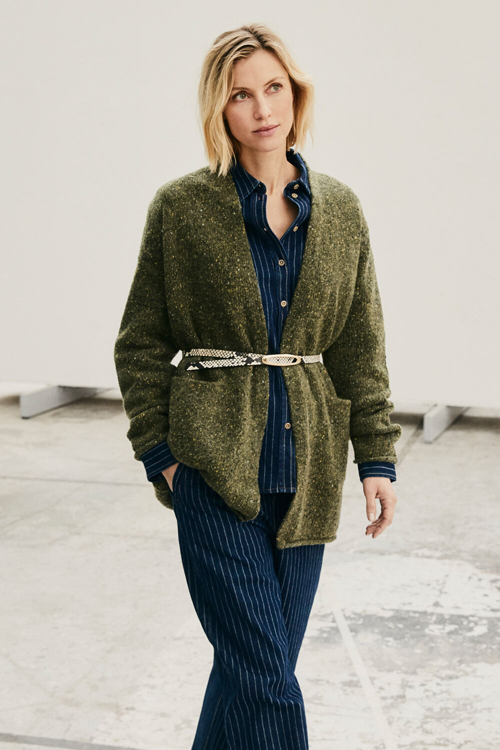 Lonny uld cardigan - Beetle, Inovael Denim skjorte - Dark Denim, Rythia B&aelig;lte - Fog, Poelisse Denim Bukser - Dark Denim