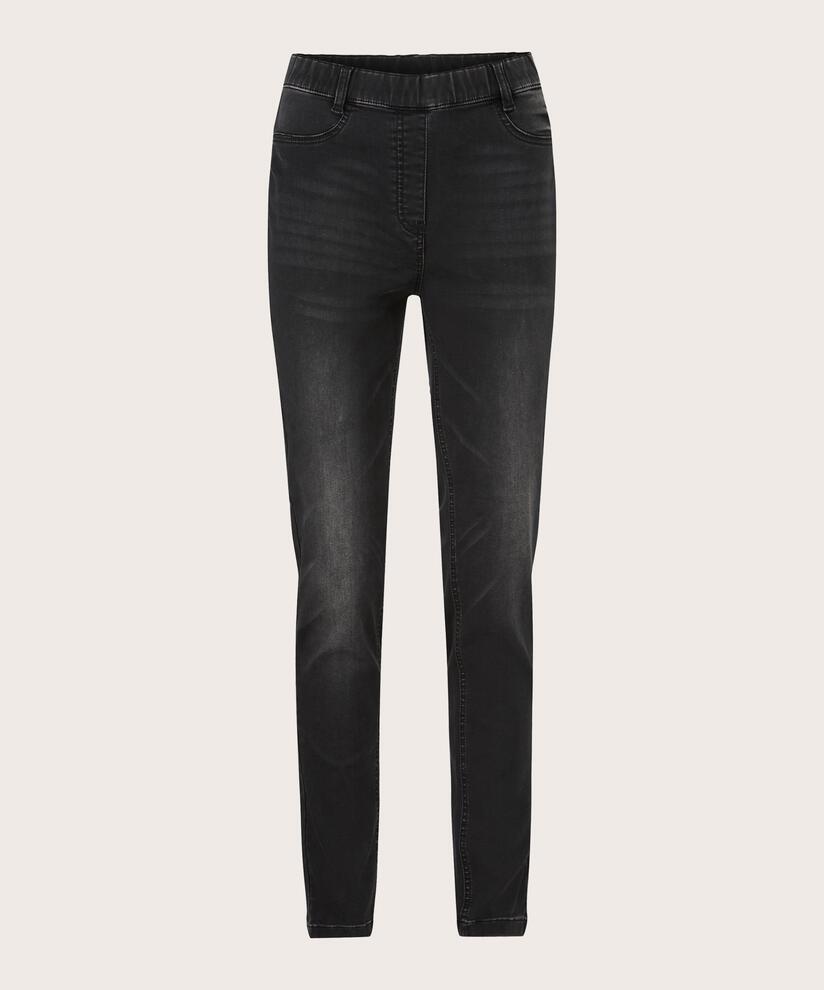 Papia Bukser, Black