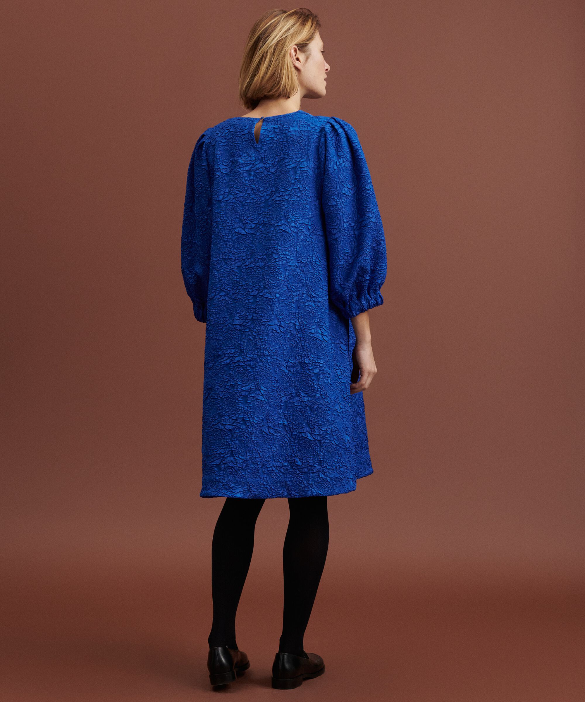 Nirisa Kjole, Surf the web