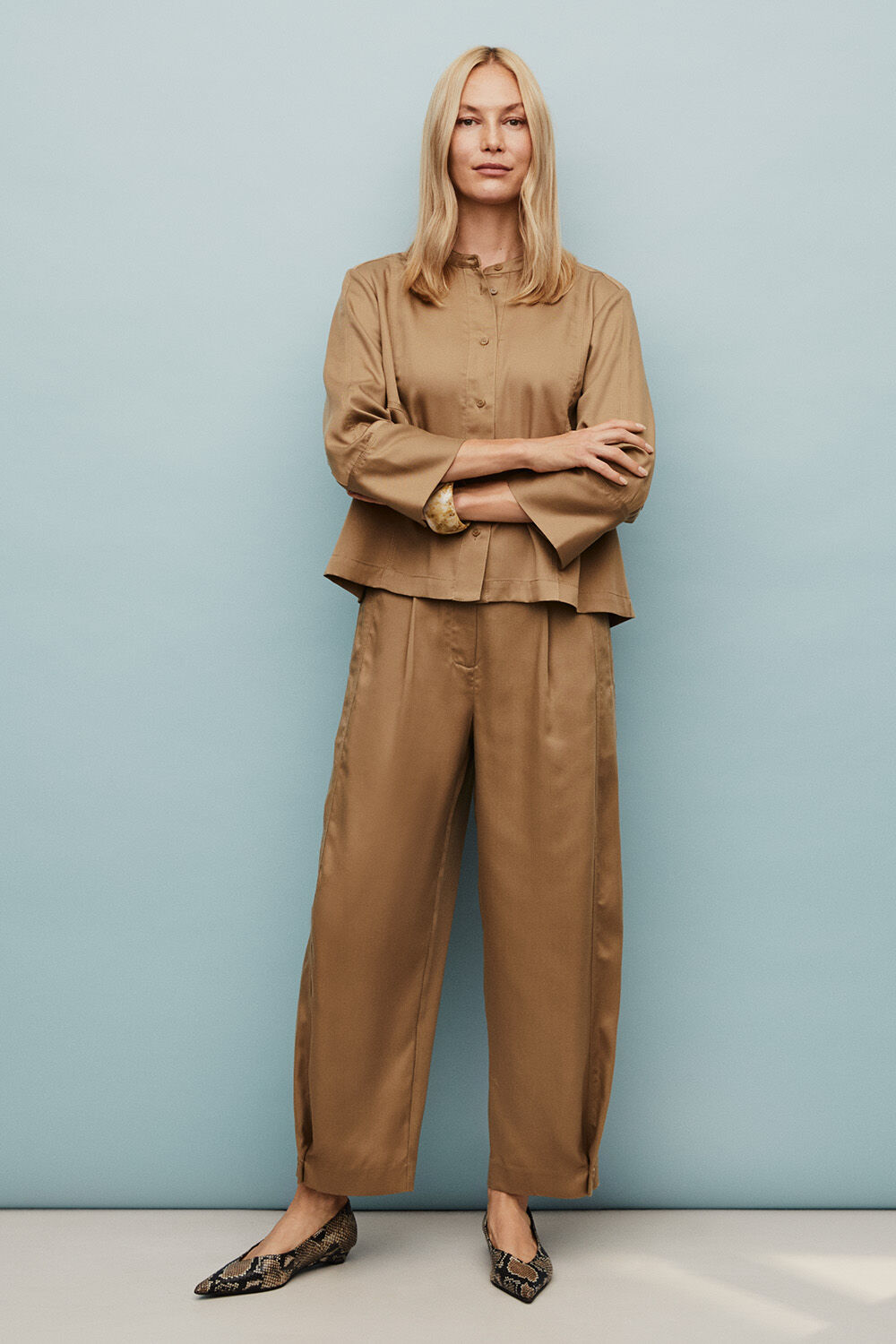 Ithoria Skjorte - Petrified Oak, Punna Bukser - Petrified Oak, Rosienne Armb&aring;nd - Whitecap