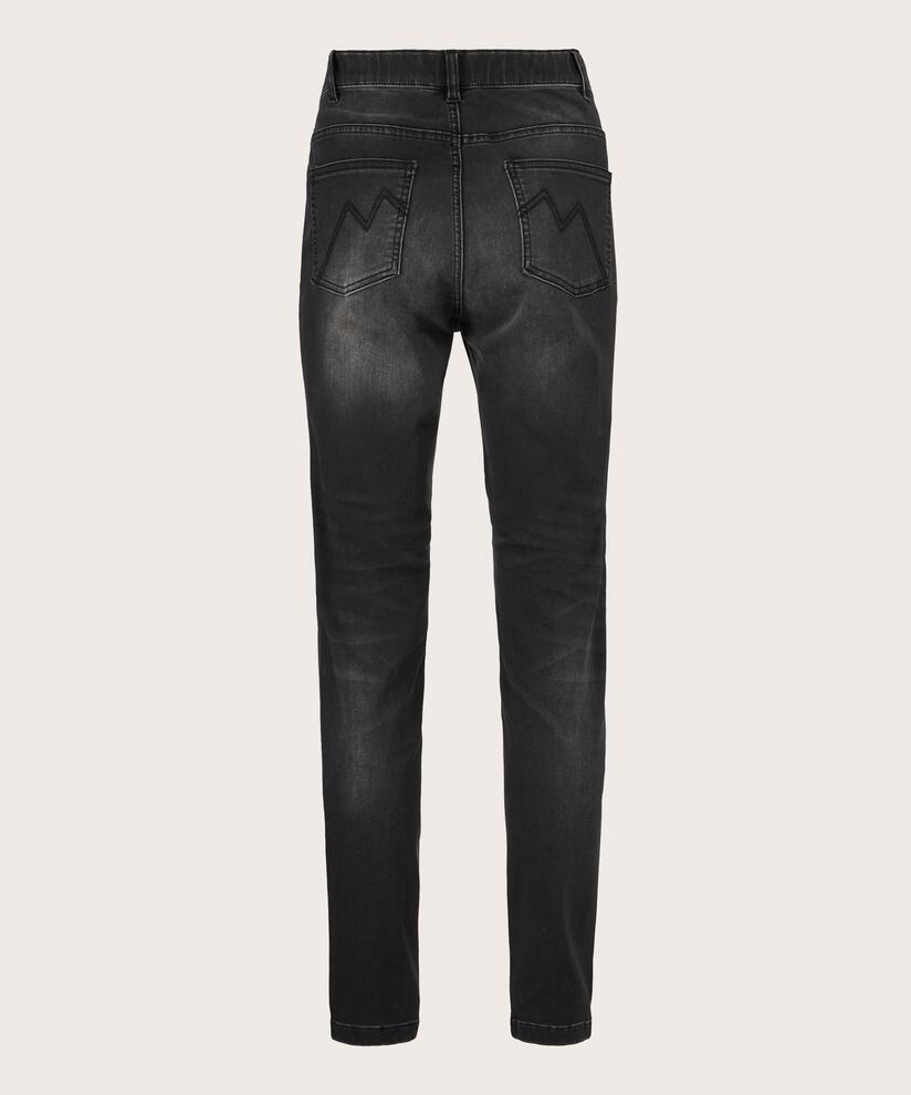 Papia Bukser, Black
