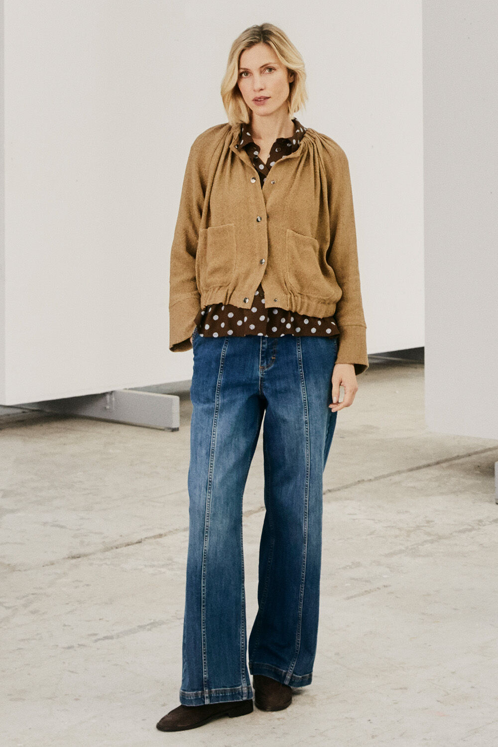 Jisella jakke - Petrified Oak, Ilonka skjorte - Slate Black, Parvelle Denim Bukser - Medium Denim