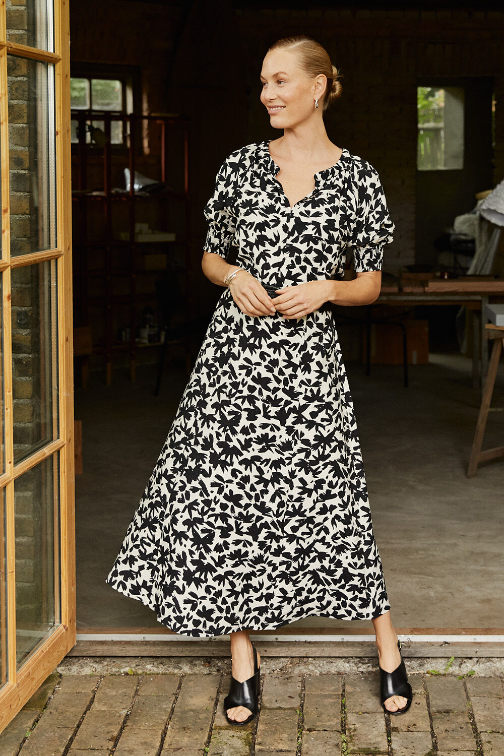 Nivanya Kjole - Black, Rivula B&aelig;lte - Black, Renitha &Oslash;reringe - Silver, Ryselle Armb&aring;nd - Silver