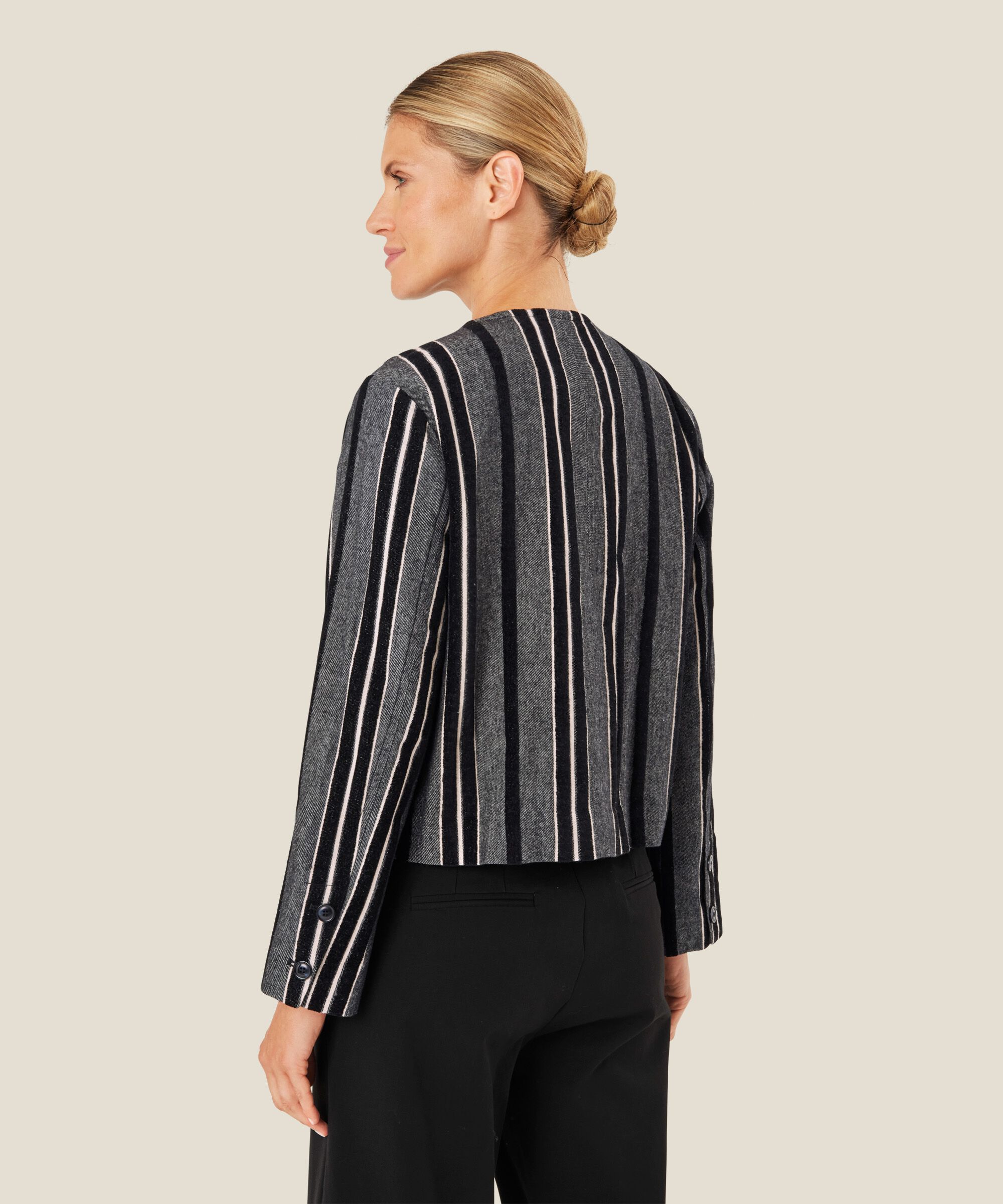 Jasmiba Jakke, Black