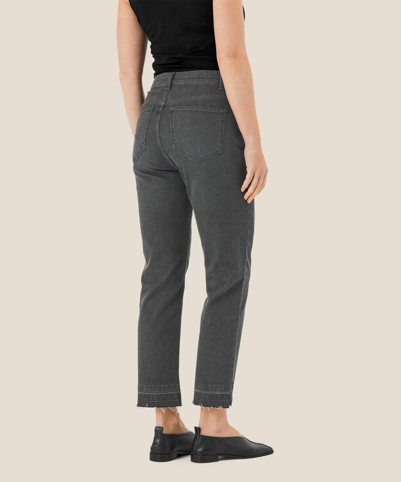 Padalli Bukser, Black