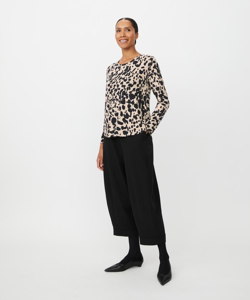 Pyrella Bukser, Black