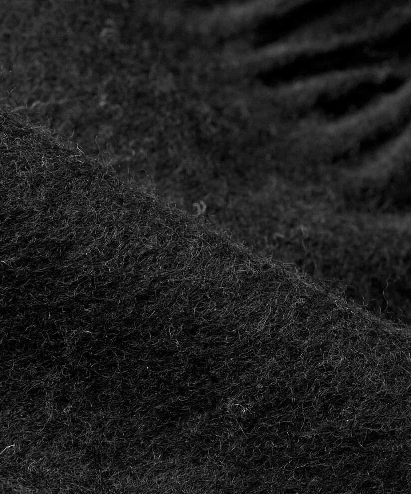 Anna Tørklæde, Black