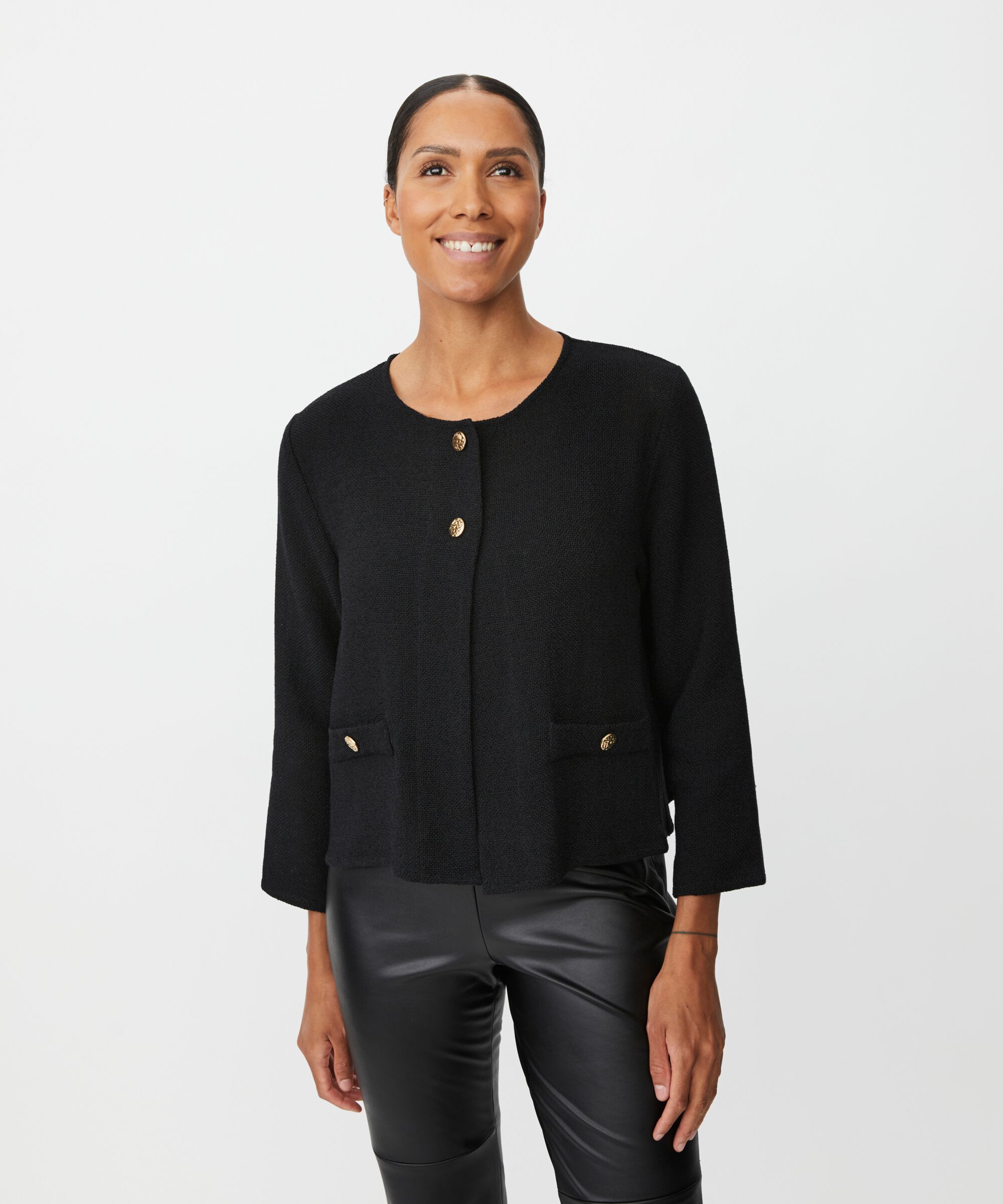 Julithra Jakke, Black