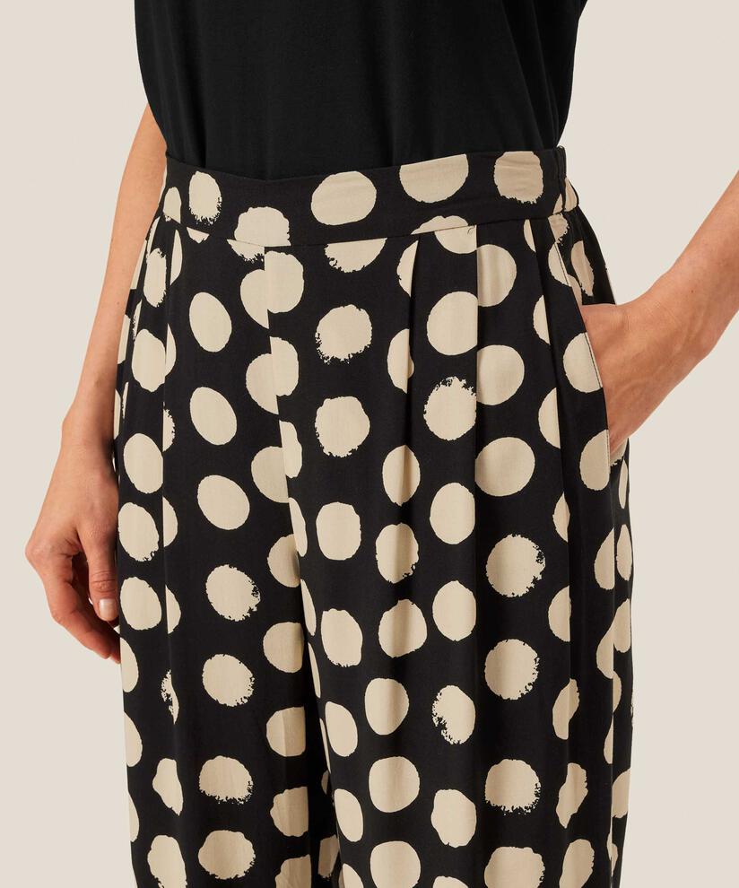 Patty Bukser, Black