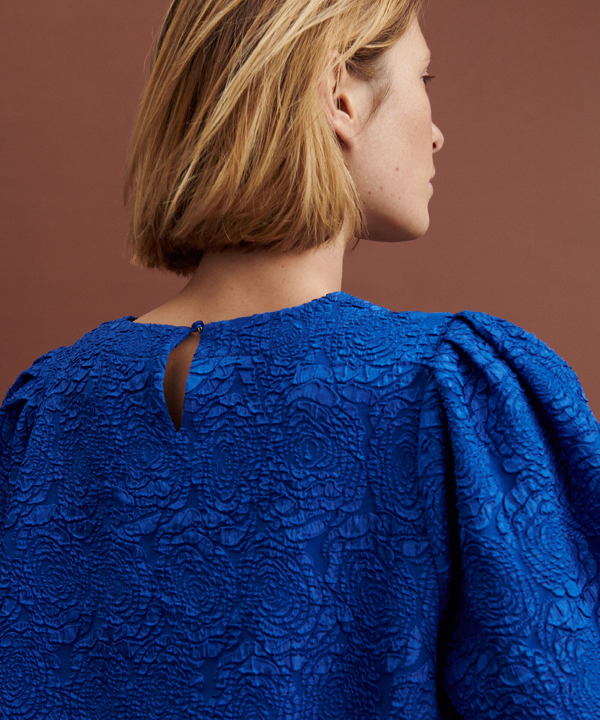 Nirisa Kjole, Surf the web