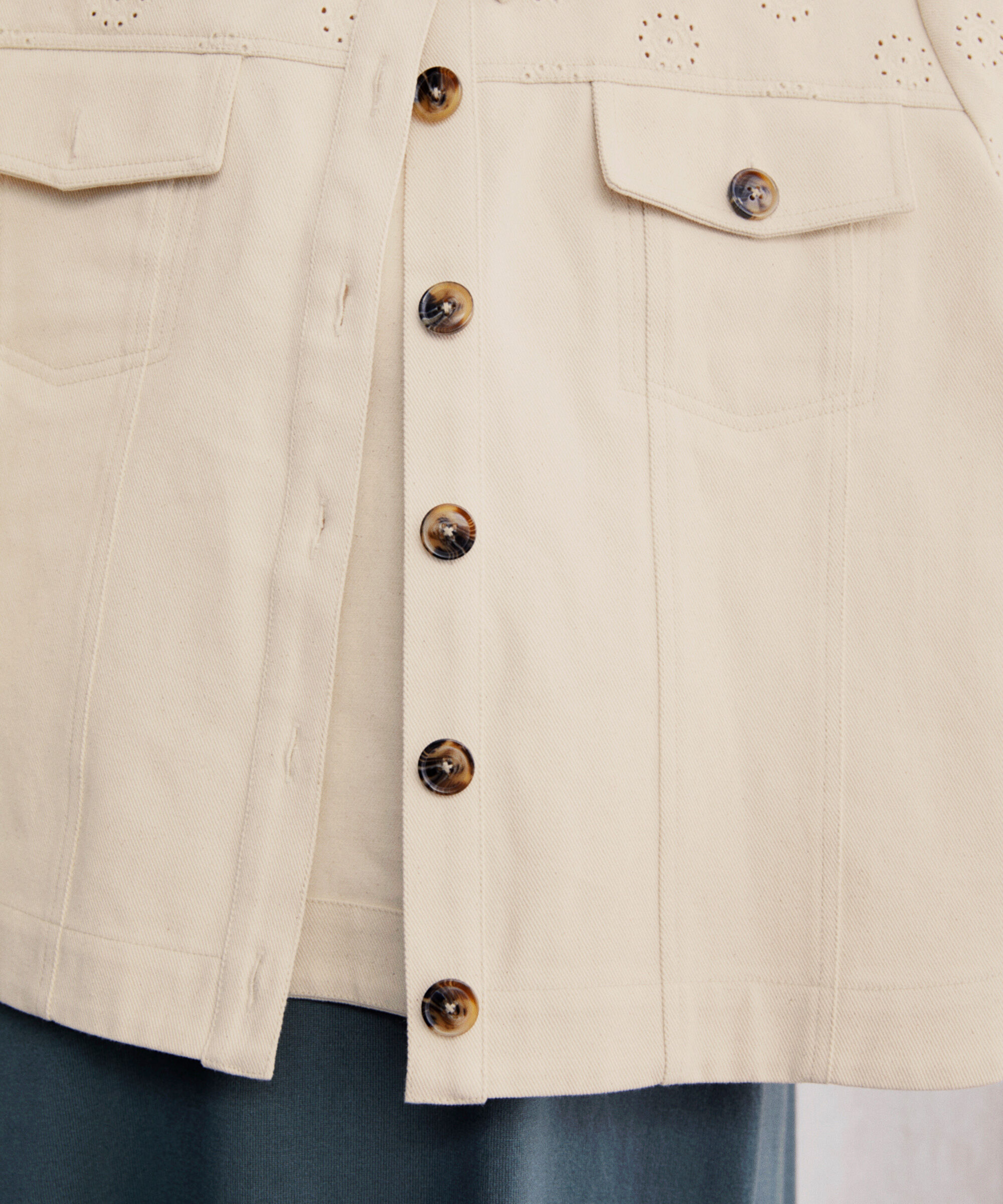 Jamile Jakke, Whitecap