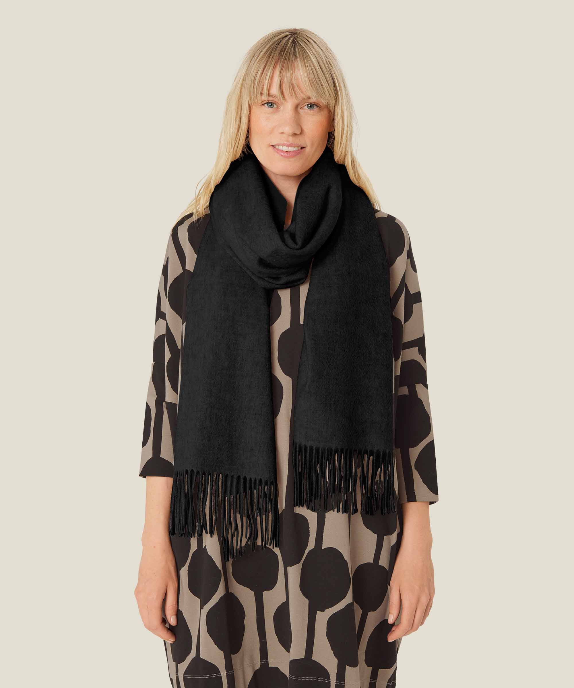Anna Tørklæde, Black