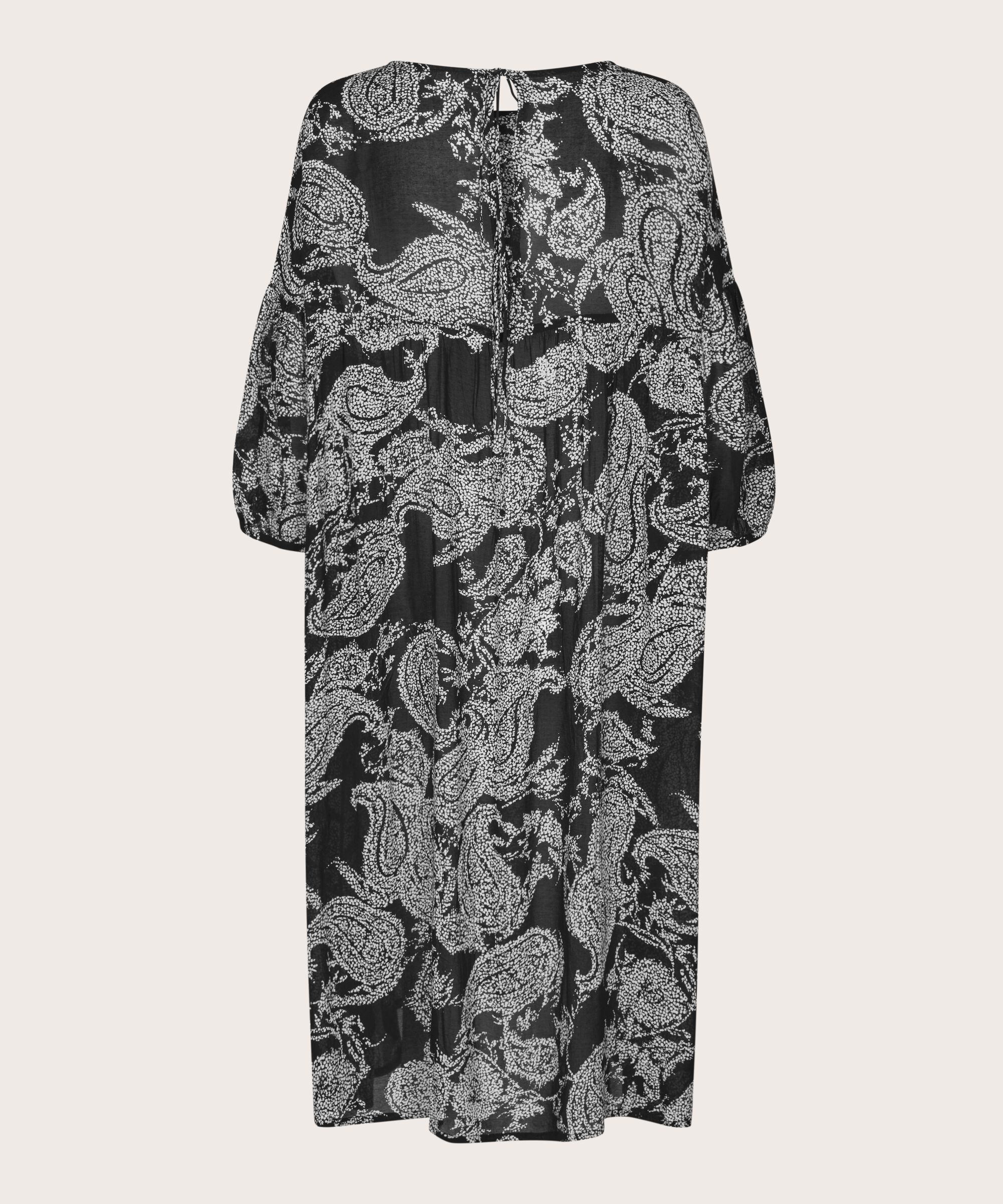 Nilu Kjole, Black