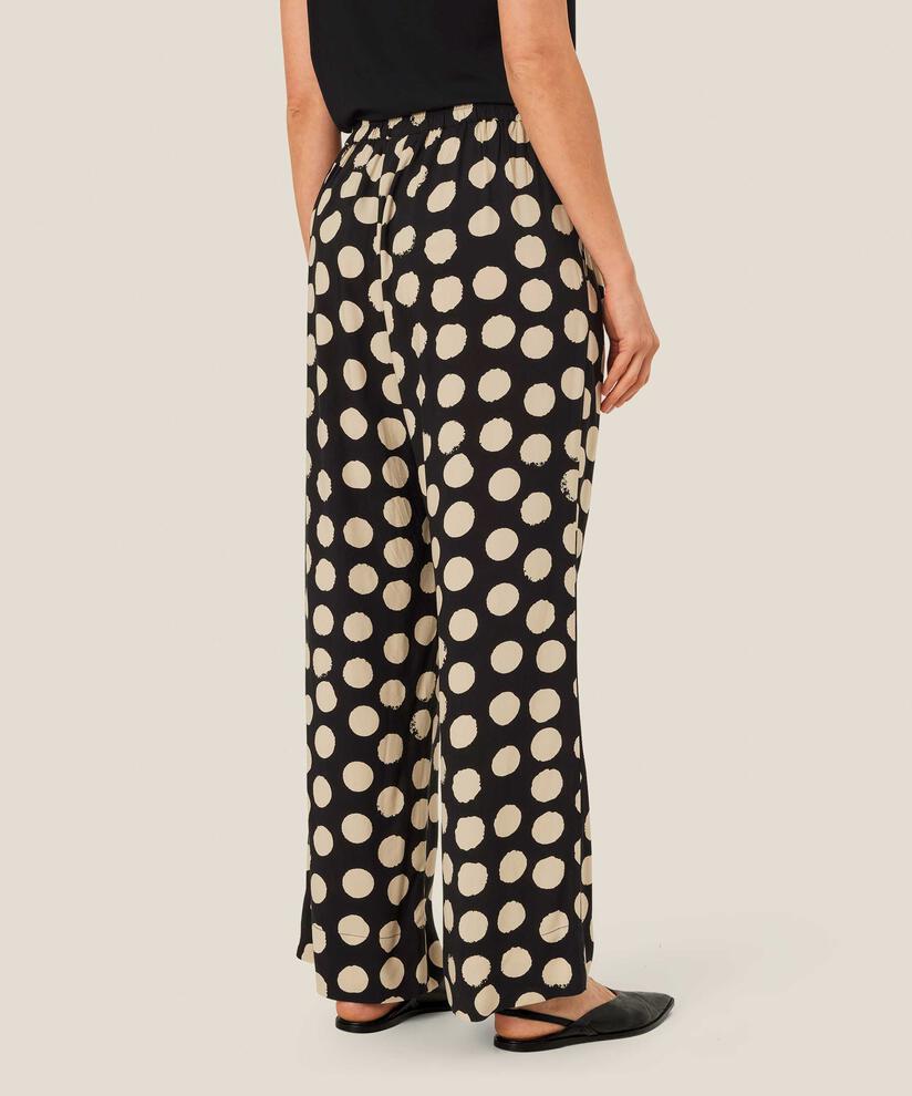 Patty Bukser, Black