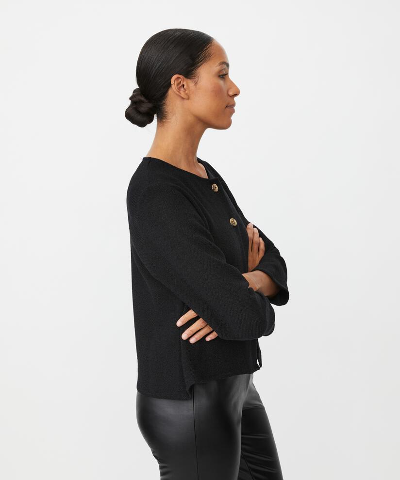 Julithra Jakke, Black