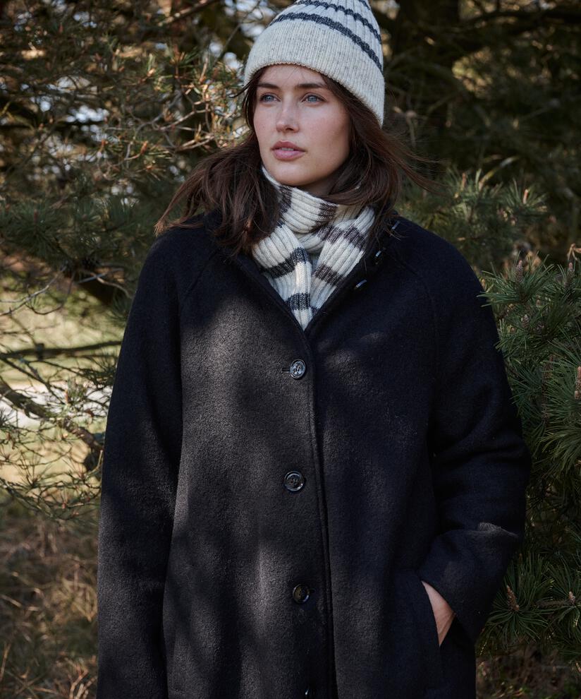 Teresa Uldfrakke, Black