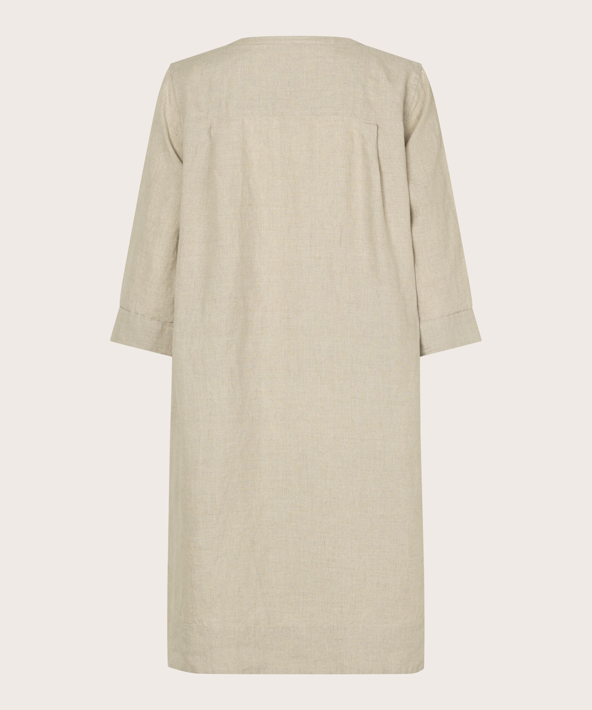 Nokolo Kjole, Natural