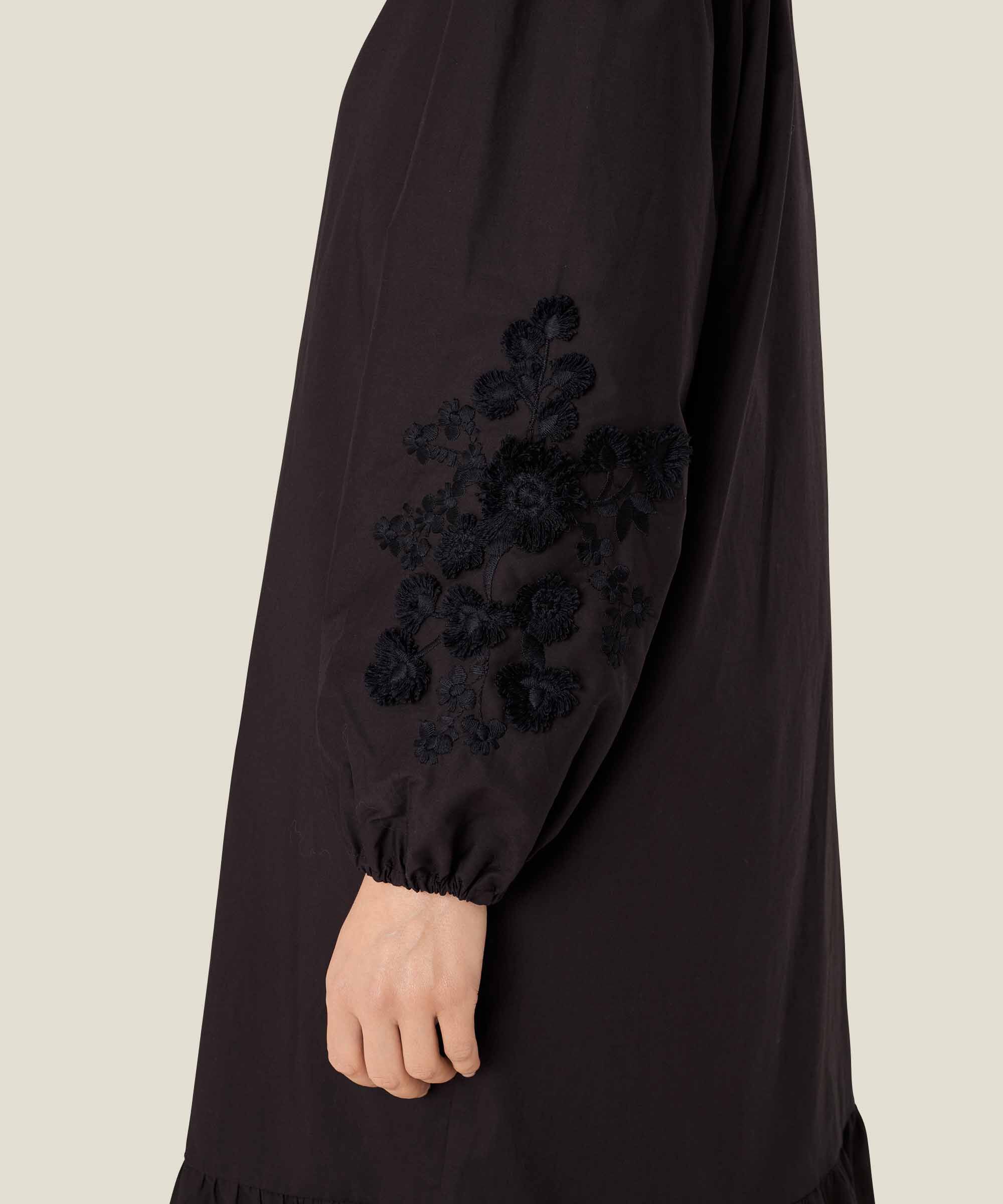Najran Kjole, Black