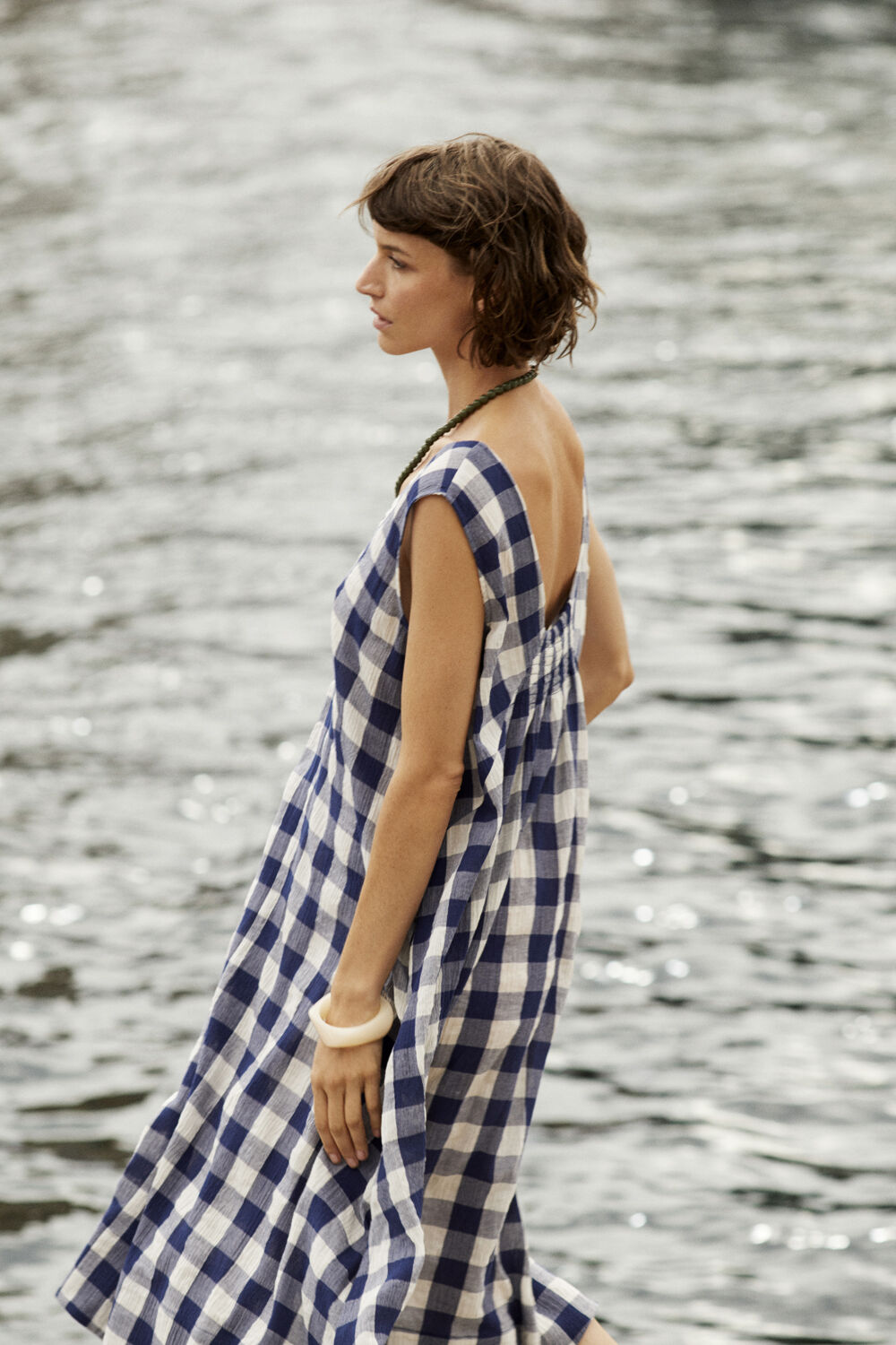 Ordella Kjole - Medieval Blue, Riborg Halsk&aelig;de - Olivine, Raveira Armb&aring;nd - Fog