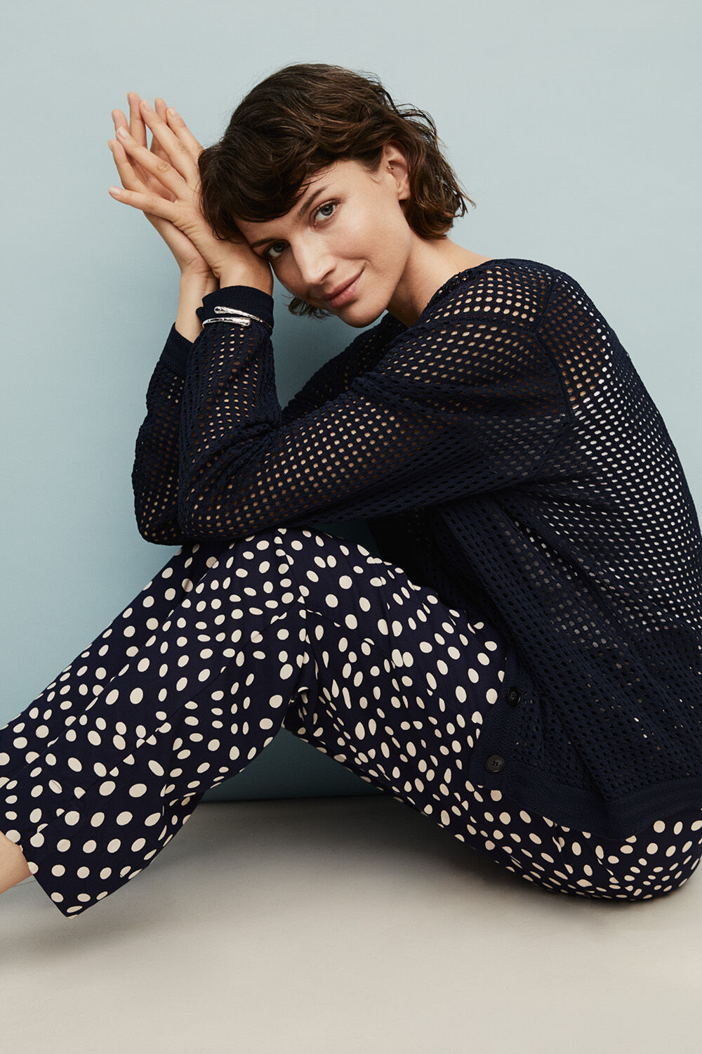 Larkena Cardigan - Navy Blazer, Pless Bukser - Navy Blazer, Ryselle Armb&aring;nd - Silver