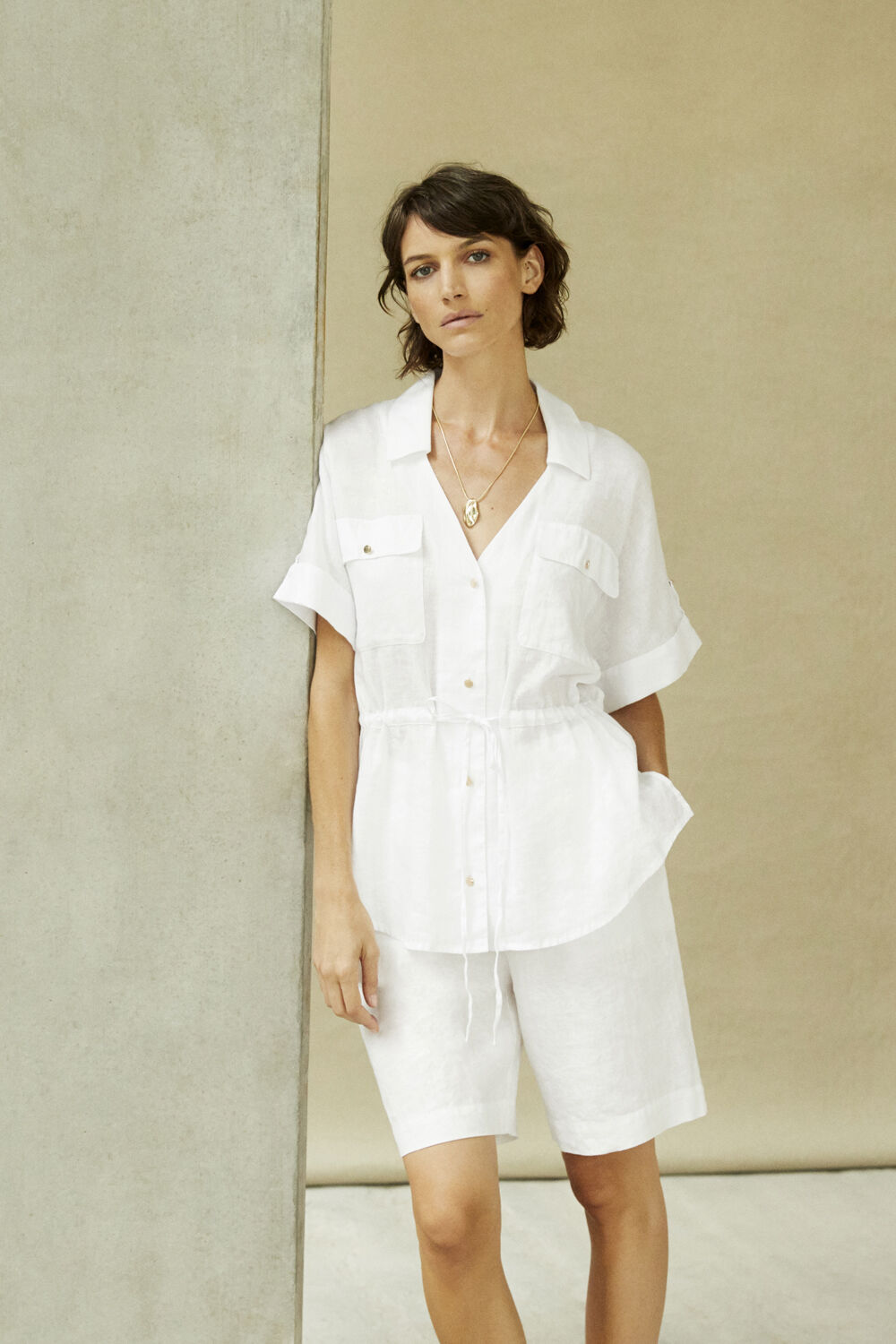 Relyn Halsk&aelig;de - Gold, Idrienne Skjorte - White, Pinja Shorts - White