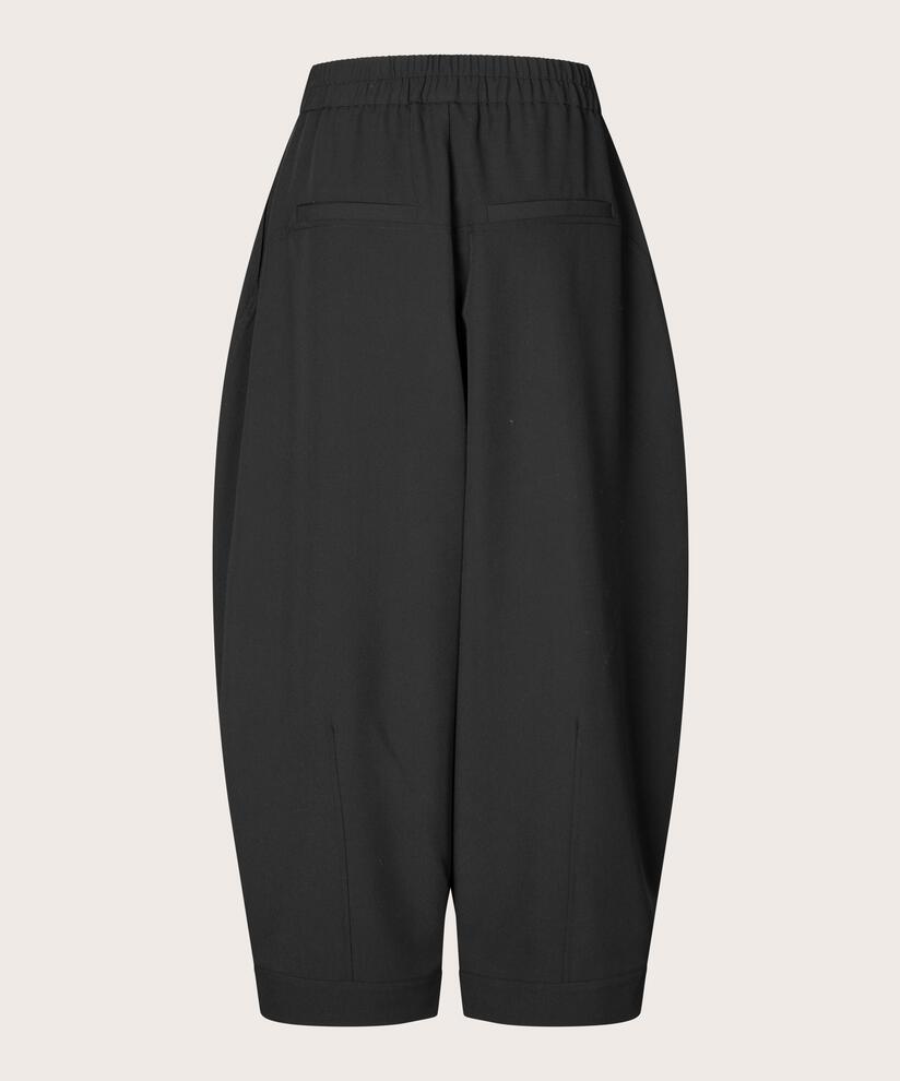 Pyrella Bukser, Black