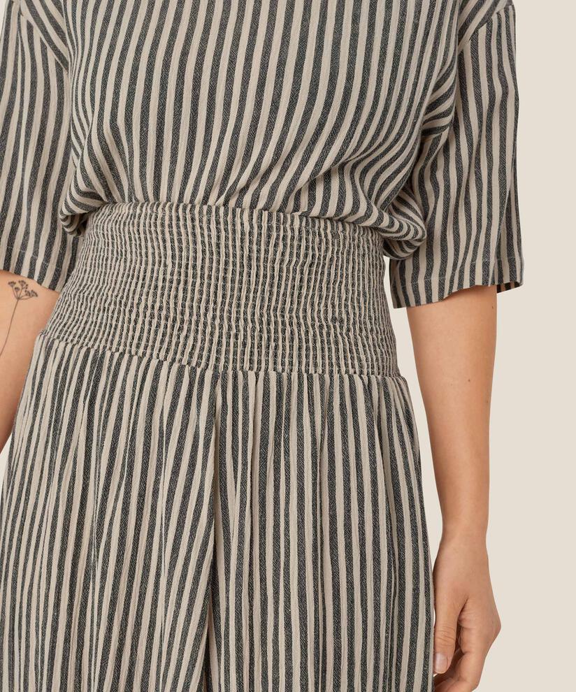 Sondra Nederdel, Black