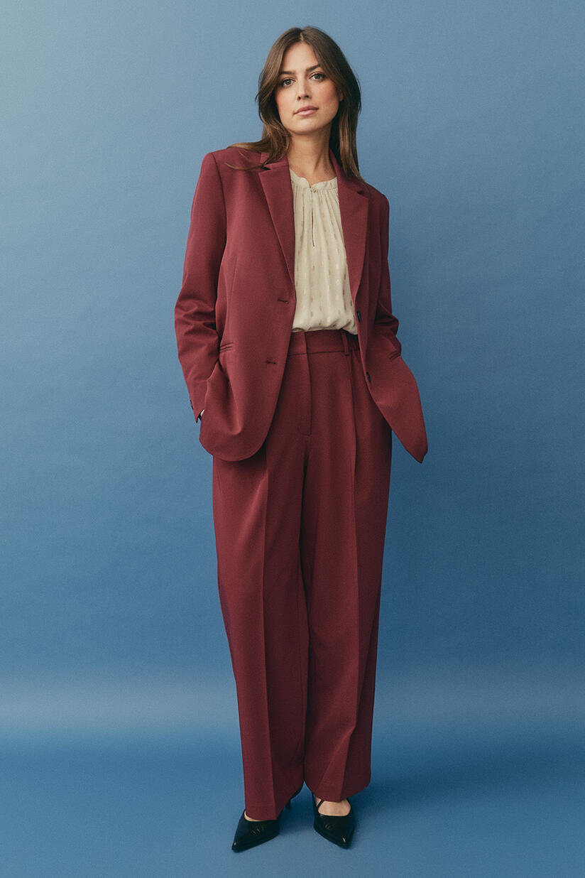 Jax Blazer - Tawny Port, Dornessa Top - Oxford Tan, Pryscian Bukser - Tawny Port