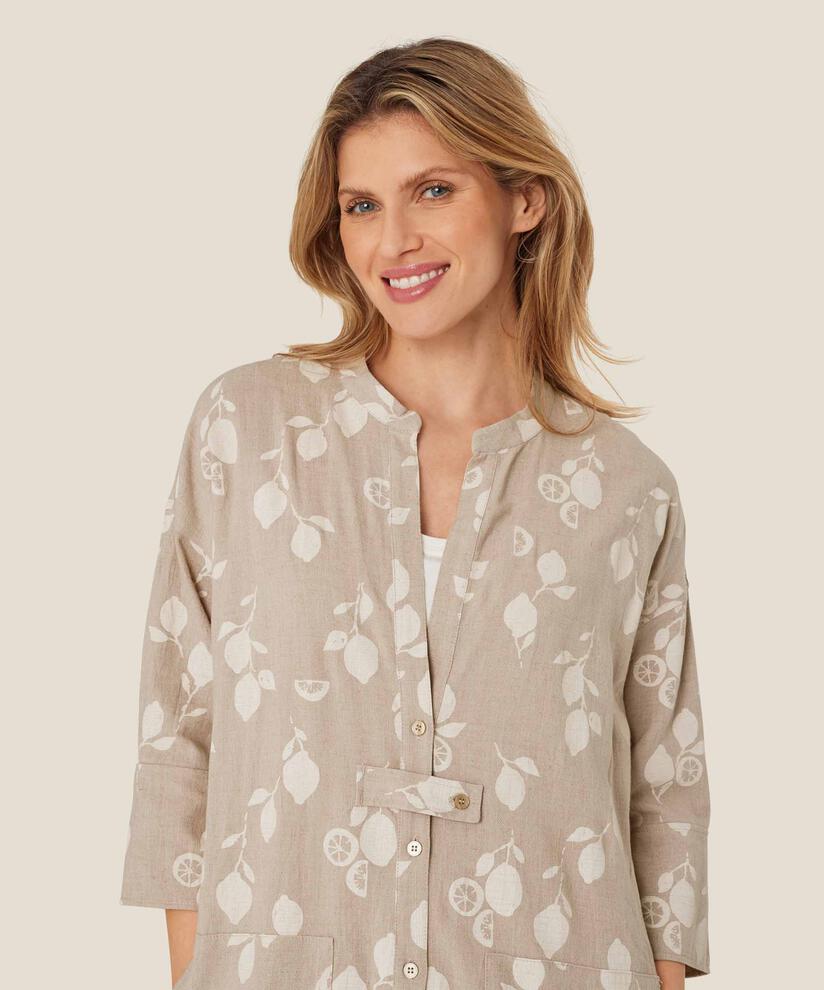 Genoveva Tunika, Natural