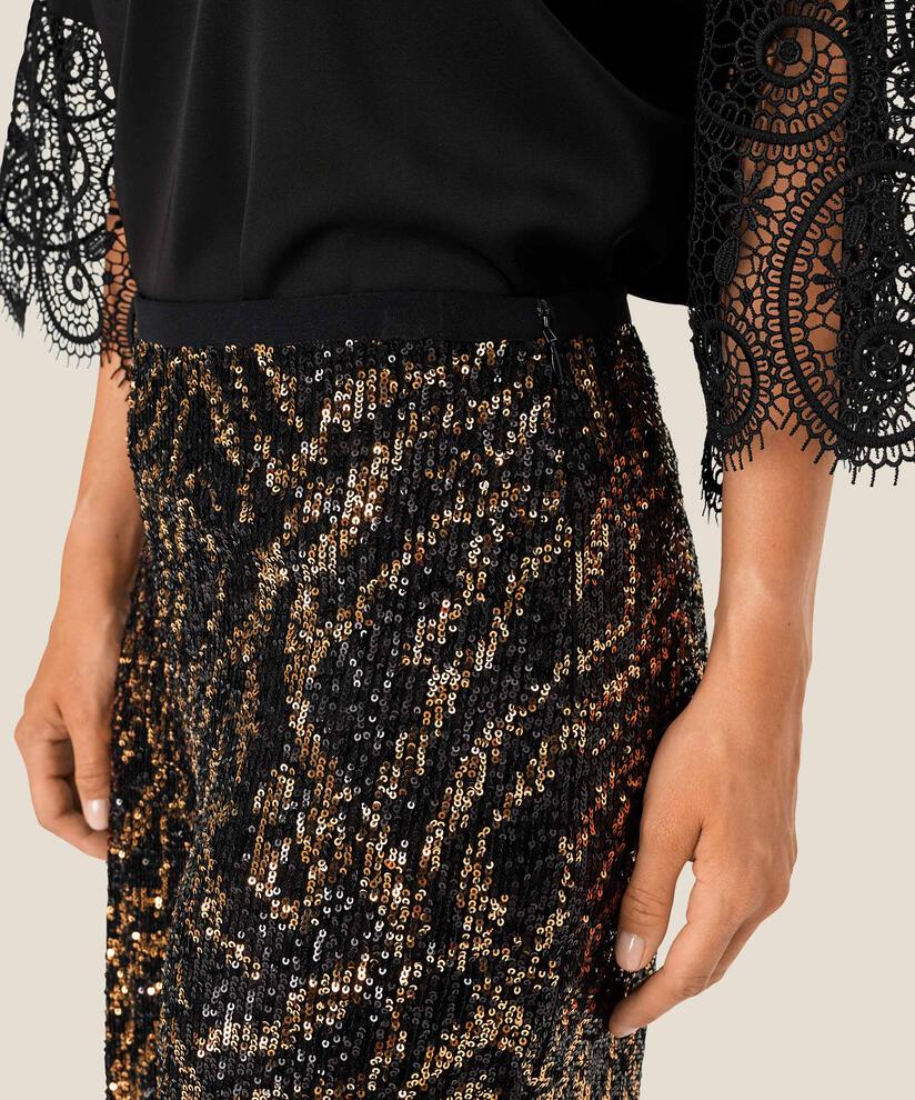 Prilly Bukser, Black