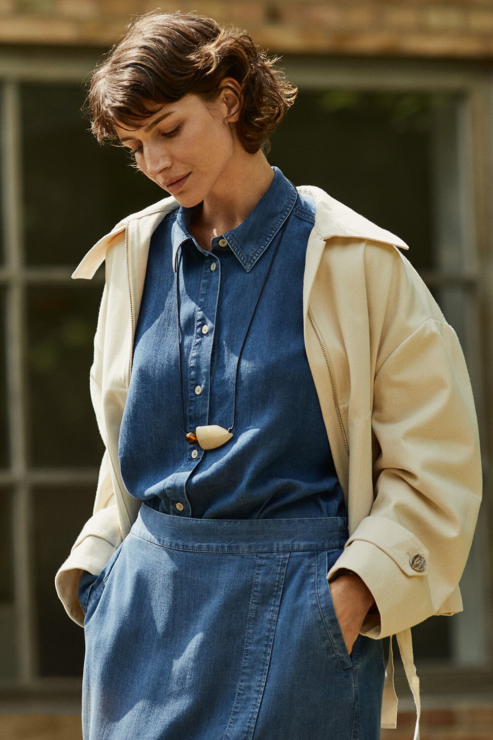 Trixion Denim Jakke - Oyster White, Ishana Skjorte - Washed denim, Selithia Denim Nederdel - Washed denim, Raiomi Halsk&aelig;de - Tobacco Brown