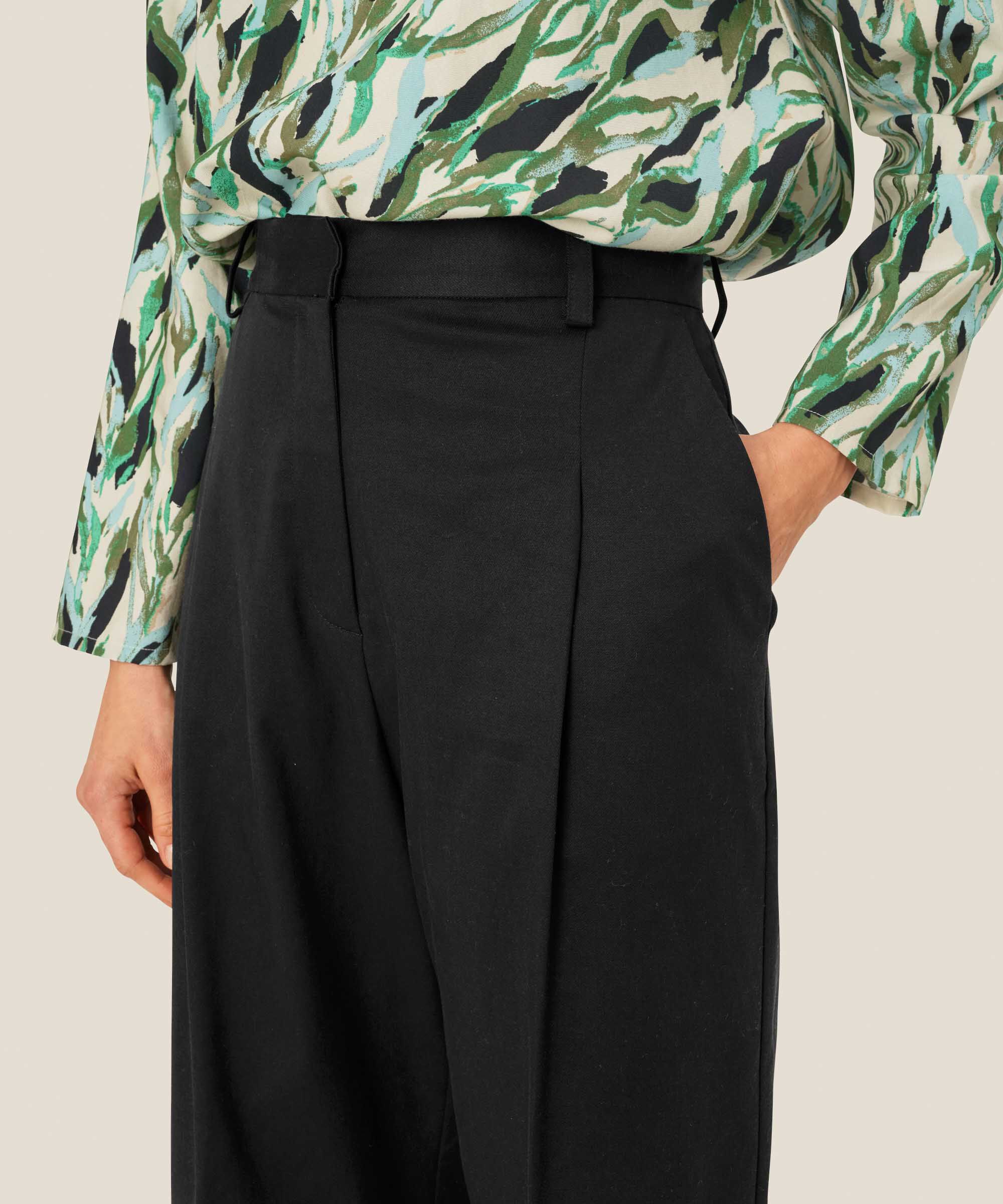 Pattigul Bukser, Black