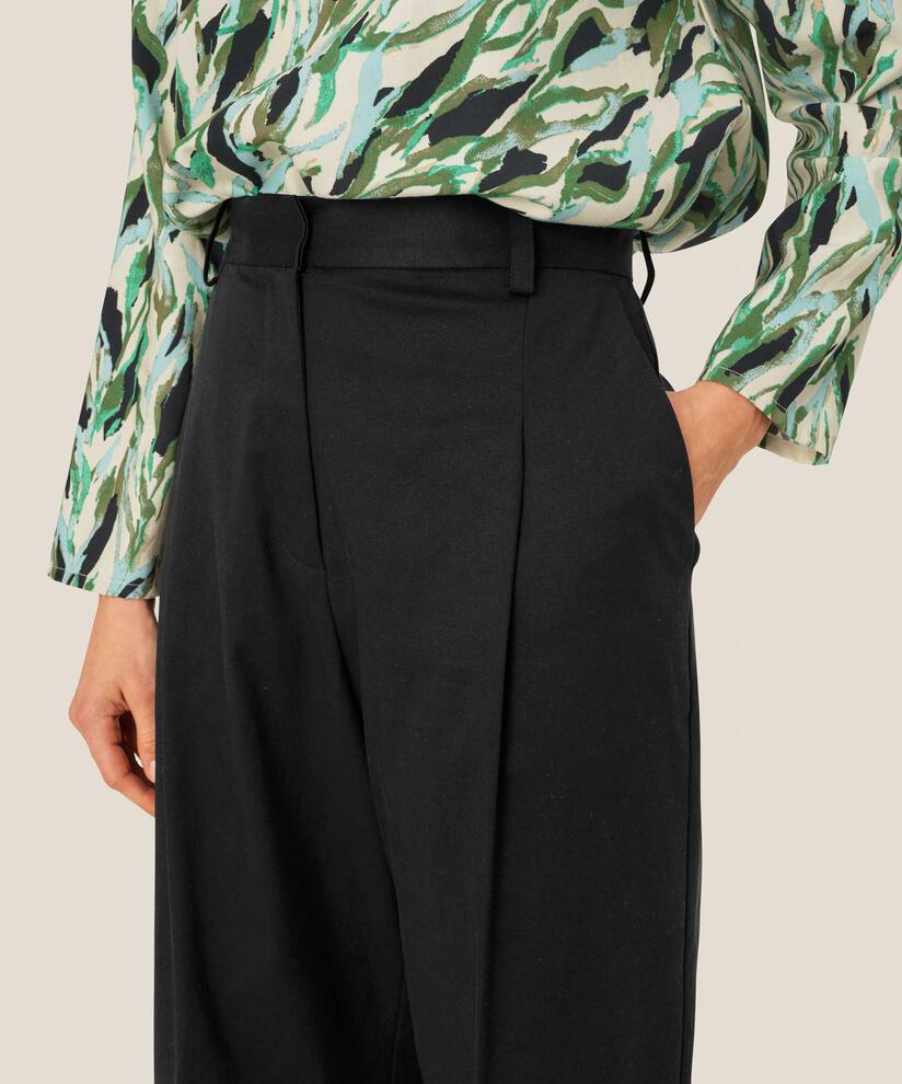 Pattigul Bukser, Black