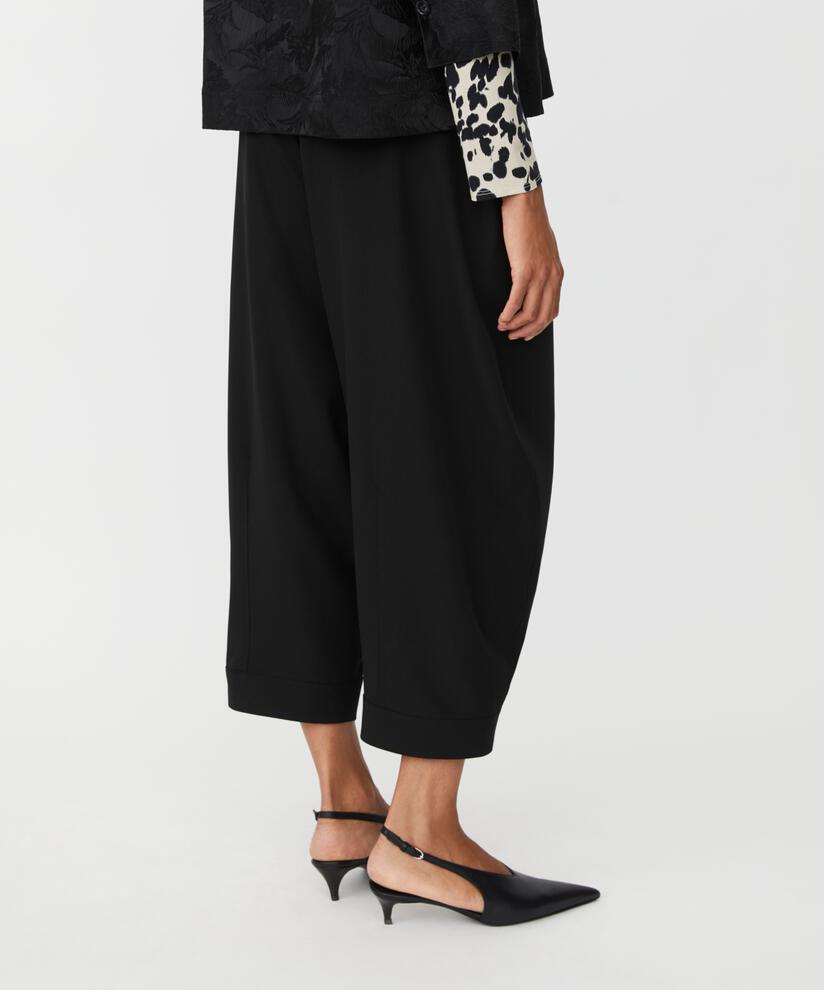Pyrella Bukser, Black