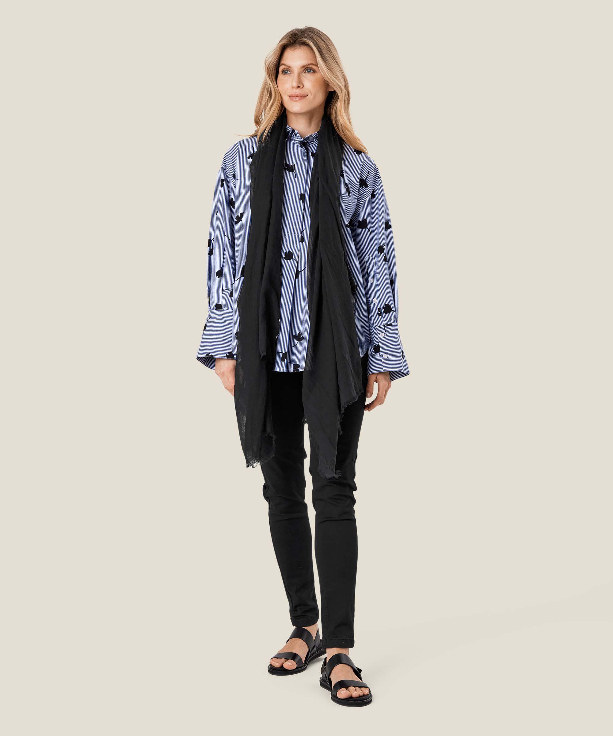 Ava Tørklæde, Black