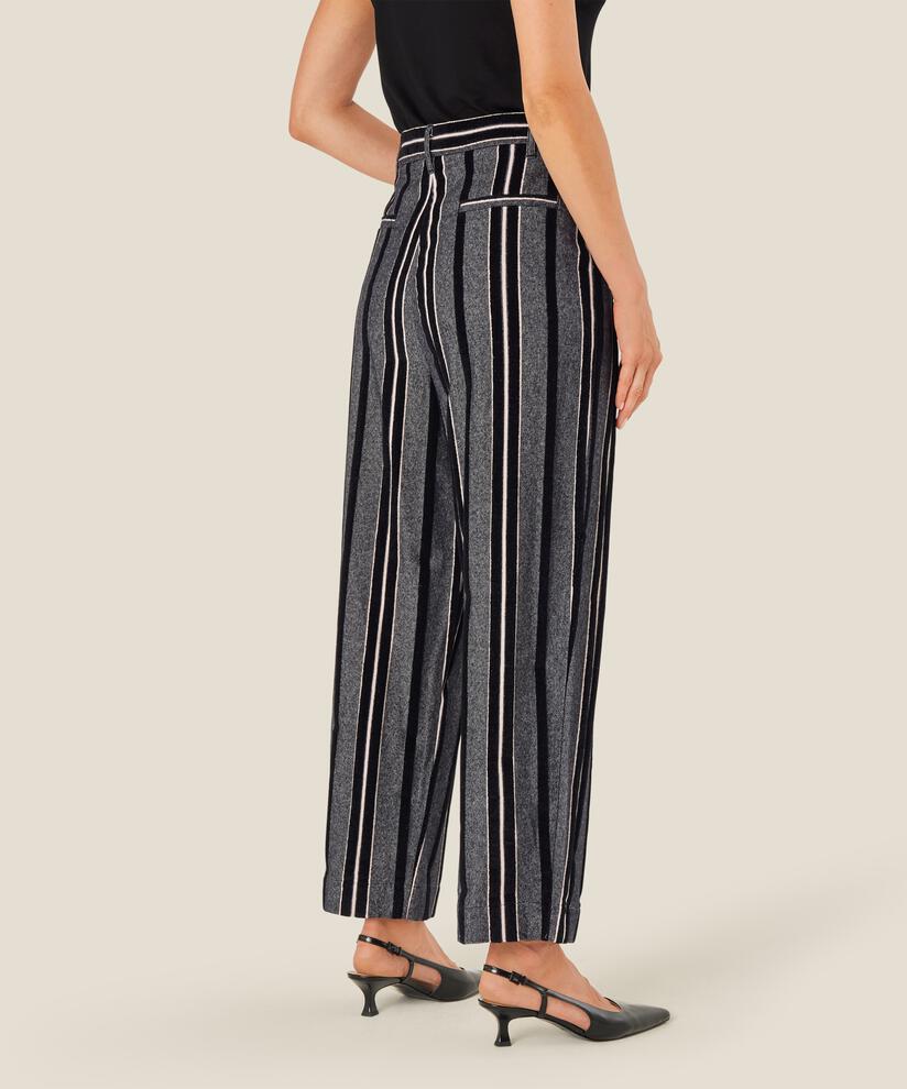 Piedad Bukser, Black