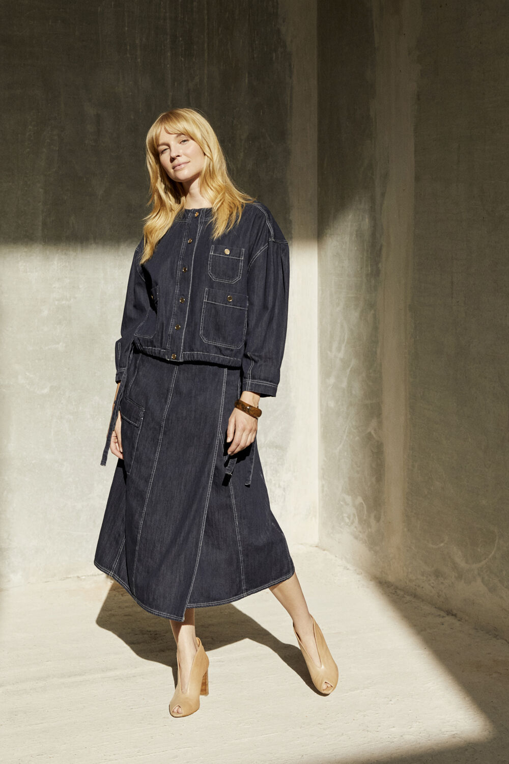 Jynthera Denim Jakke - Dark Denim, Sanchiana Denim Nederdel - Dark Denim, Raveira Armb&aring;nd - Sh. Chocolate