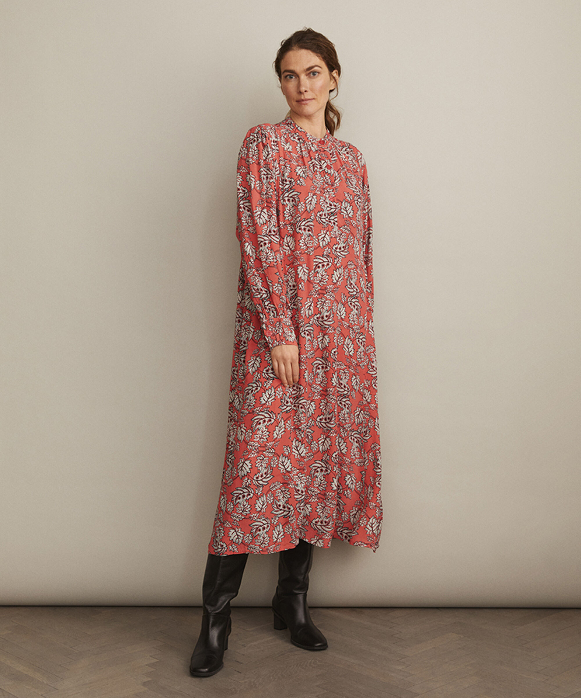 NIA KJOLE, Rose Sharon