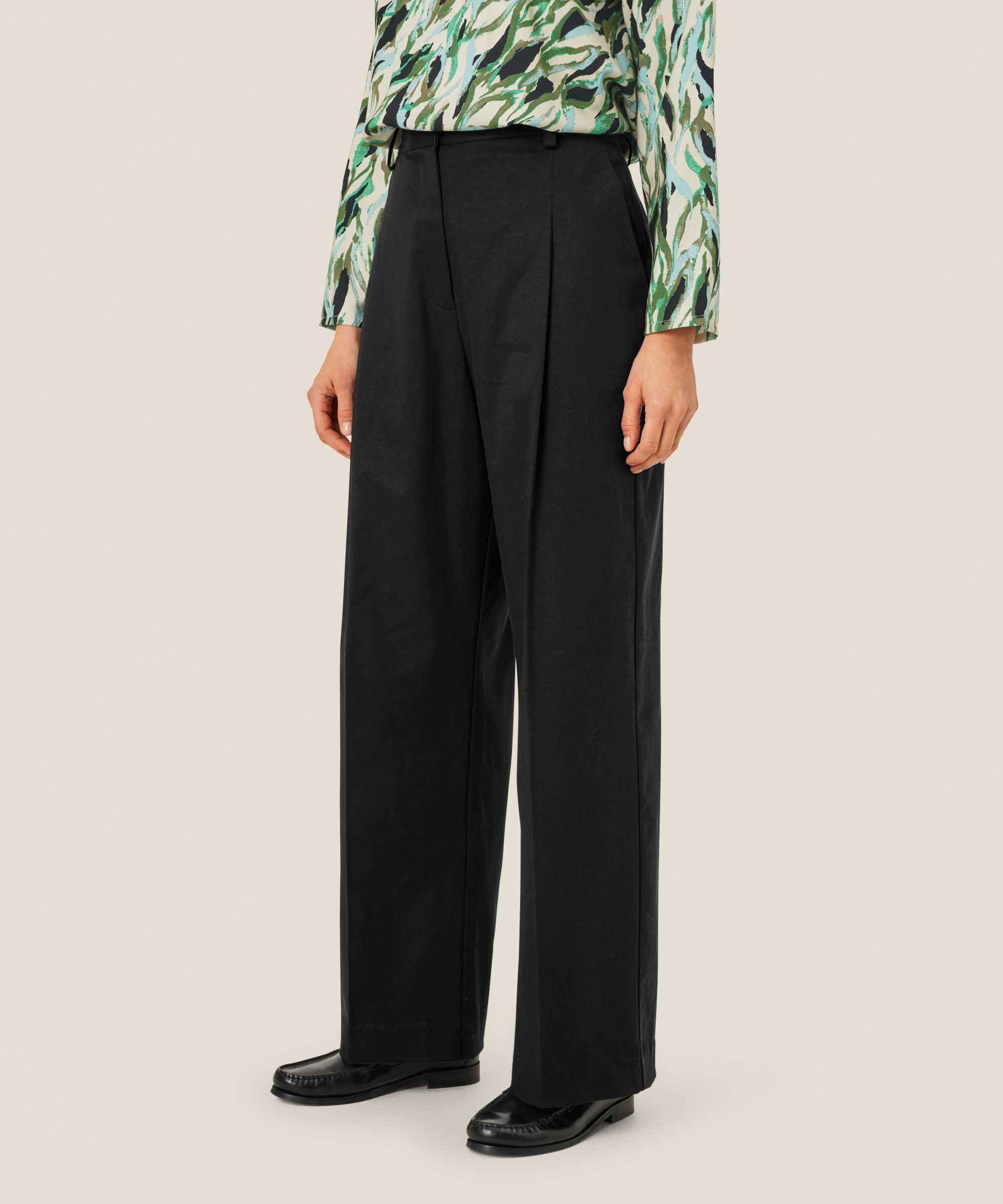 Pattigul Bukser, Black
