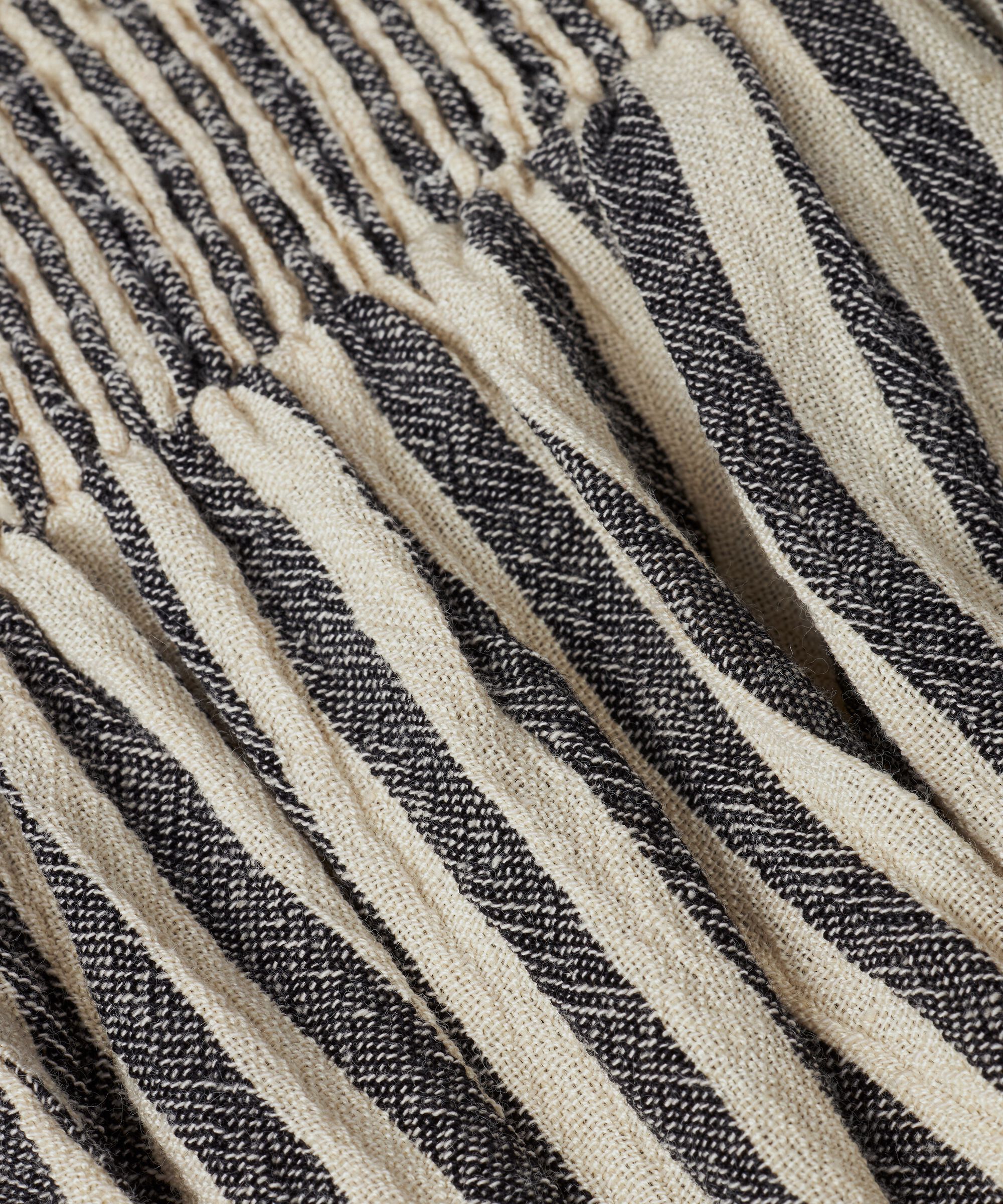 Sondra Nederdel, Black