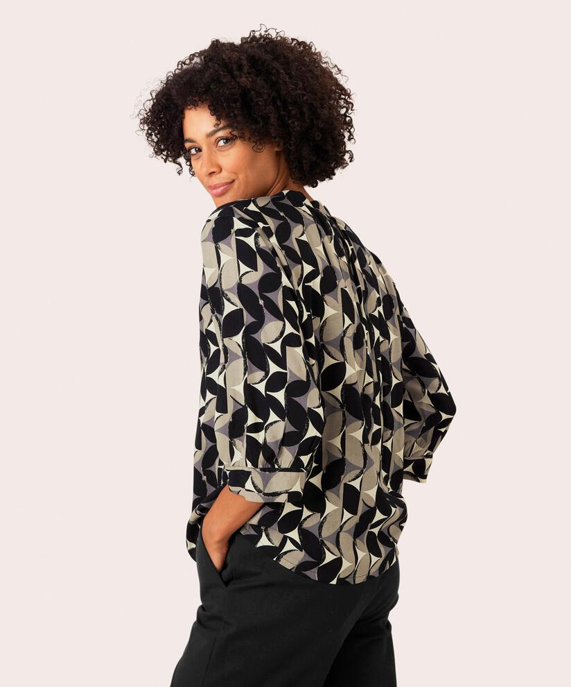 Delly Bluse, Volcanic