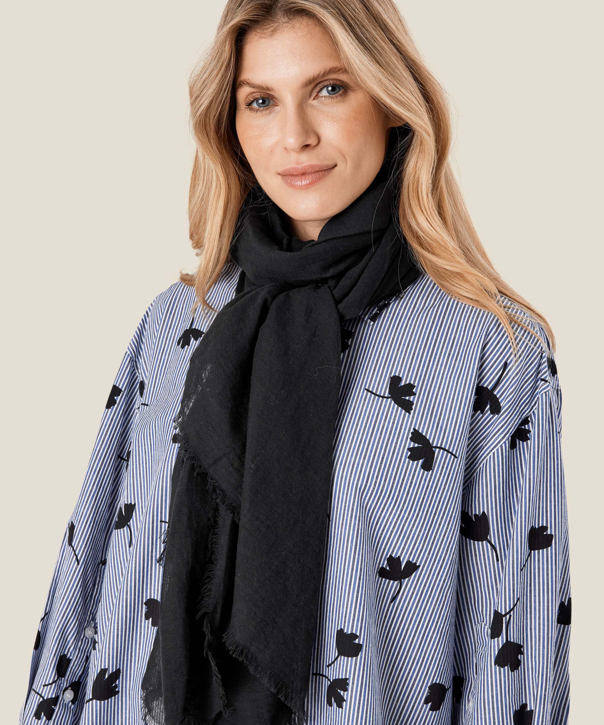 Ava Tørklæde, Black