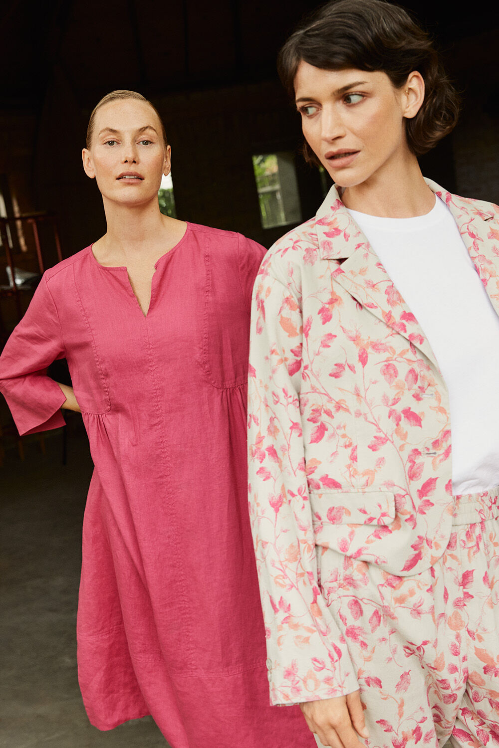 Nasya Kjole - Carmine, Jonellia Blazer - Carmine, Brynoi JERSEY Top - White, Peonos Bukser - Carmine