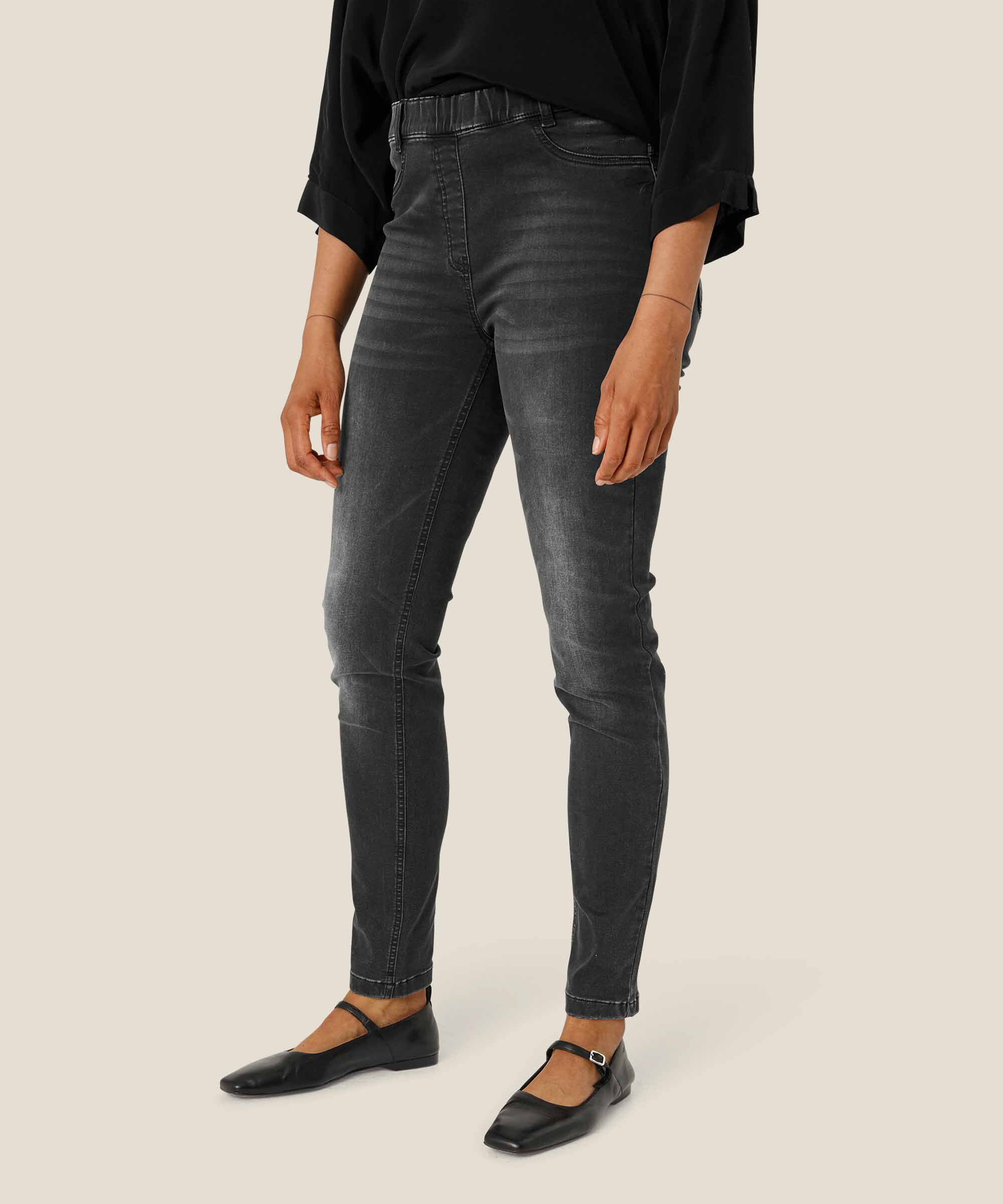 Papia Bukser, Black