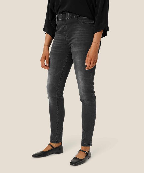 Papia Bukser, Black