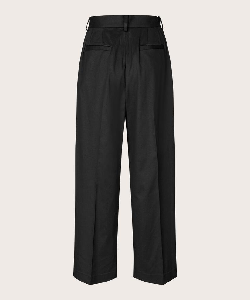 Pattigul Bukser, Black