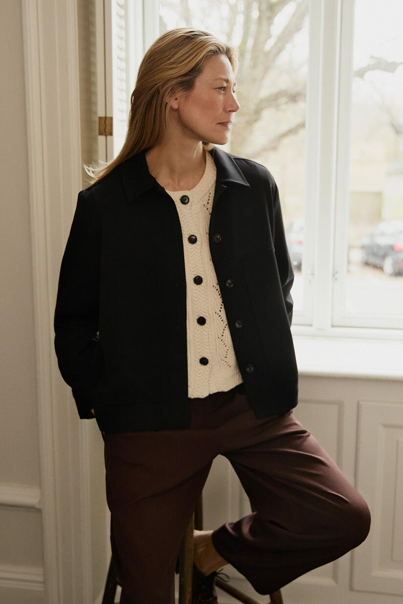 Jettina Jakke - Black, Lexina Cardigan - Whitecap, Punna Bukser - Sh. Chocolate