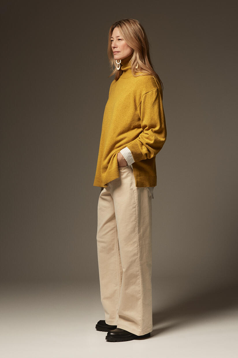 Faricka Top - Golden Green, Imma Skjorte - White, Philine Bukser - Fog, Rumani Øreringe - Gold
